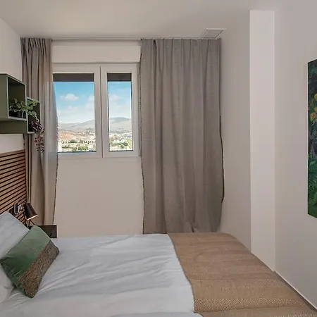 Urban Jungle In Center, 18th Floor, Rooftop Pool, Free Parking Apartment *