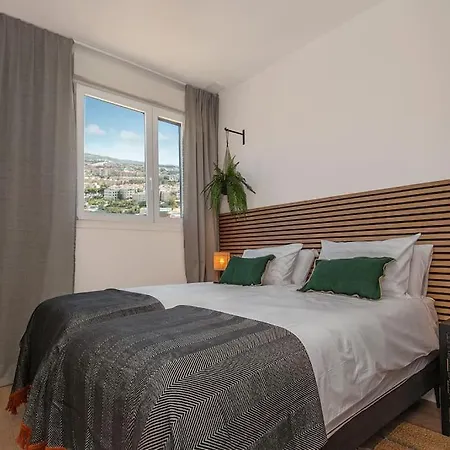 Urban Jungle In Center, 18th Floor, Rooftop Pool, Free Parking Apartment *