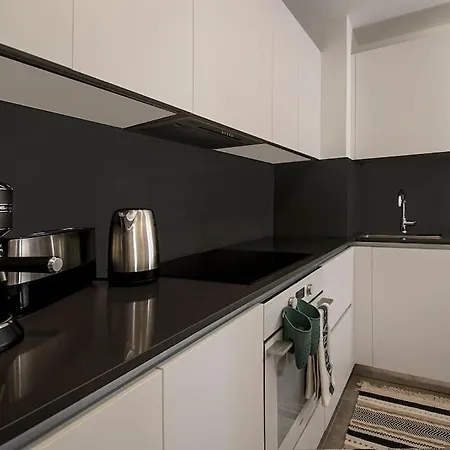 Urban Jungle In Center, 18th Floor, Rooftop Pool, Free Parking Apartment